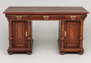 картинка Старинный письменный стол салоне старинных вещей "Шебби" являющийся официальным дистрибьютором в России и Беларуси