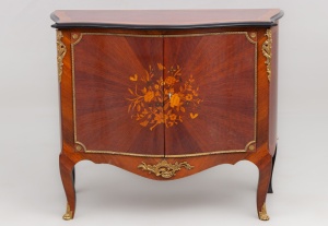 картинка Старинный комод из красного дерева с маркетри салоне старинных вещей "Шебби" являющийся официальным дистрибьютором в России и Беларуси