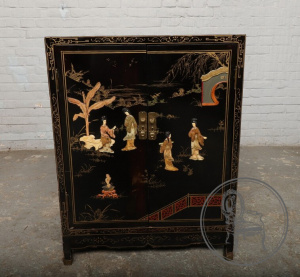 картинка Старинный комод в стиле шинуазри с инкрустацией салоне старинных вещей "Шебби" являющийся официальным дистрибьютором в России и Беларуси