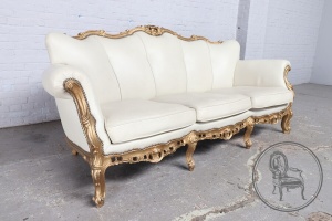 картинка Старинная итальянская кожаная софа салоне старинных вещей "Шебби" являющийся официальным дистрибьютором в России и Беларуси