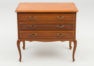 картинка Старинный комод салоне старинных вещей "Шебби" являющийся официальным дистрибьютором в России и Беларуси