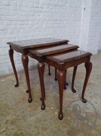 Набор старинный столиков из красного дерева на изящных ножках код. BE4116716