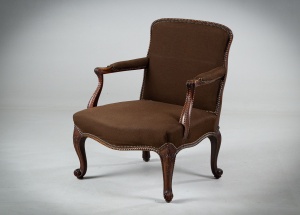 картинка Старинное кресло с прямой спинкой и изогнутыми ножками, декорированными изящной резьбой салоне старинных вещей "Шебби" являющийся официальным дистрибьютором в России и Беларуси