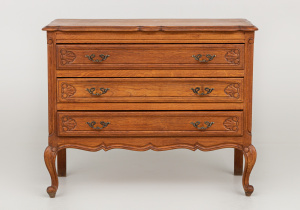 картинка Старинный комод салоне старинных вещей "Шебби" являющийся официальным дистрибьютором в России и Беларуси