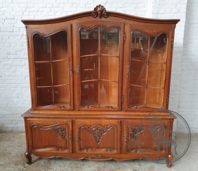 Антикварный дубовый книжный шкаф с вензельной резьбой и фигурными опорами код. BE4096829