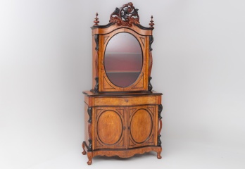 Антикварная витрина из красного дерева с витой резной короной код. RM4101051