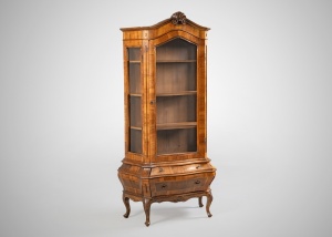 картинка Антикварная витрина с выпуклой формой нижней части — бомбе. салоне старинных вещей "Шебби" являющийся официальным дистрибьютором в России и Беларуси