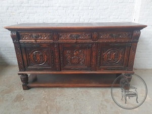 картинка Антикварный комод из дуба с резьбой с геральдическими элементами салоне старинных вещей "Шебби" являющийся официальным дистрибьютором в России и Беларуси