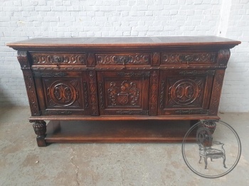 Антикварный комод из дуба с резьбой с геральдическими элементами код.&nbsp;BE4164431
