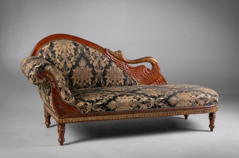 Старинный диван из красного дерева с каркасом в виде лебедя код. RM4165637