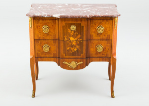 картинка Старинный комод салоне старинных вещей "Шебби" являющийся официальным дистрибьютором в России и Беларуси