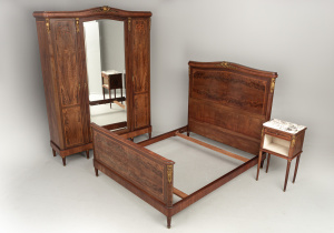 картинка Антикварный спальный гарнитур салоне старинных вещей "Шебби" являющийся официальным дистрибьютором в России и Беларуси