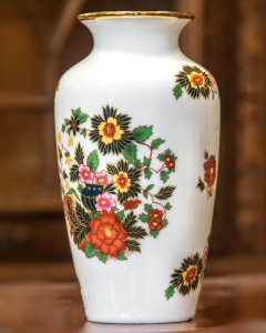 картинка Старинная немецкая фарфоровая ваза салоне старинных вещей "Шебби" являющийся официальным дистрибьютором в России и Беларуси