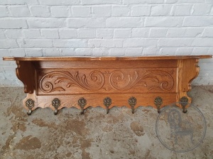 картинка Старинная дубовая резная вешалка для одежды салоне старинных вещей "Шебби" являющийся официальным дистрибьютором в России и Беларуси