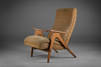 Старинное кресло с подножкой код. RM4165636