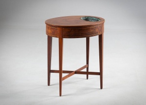 картинка Старинный столик - бар из красного дерева салоне старинных вещей "Шебби" являющийся официальным дистрибьютором в России и Беларуси