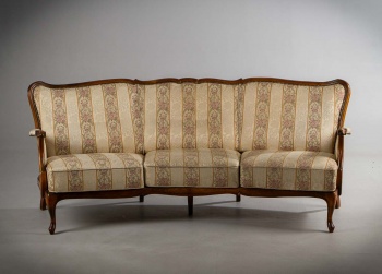 Старинная скамья в полосатой обивке с лаконичной резьбой на своде спинки и царге код.&nbsp;RM4165559