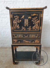 Антикварный комод в стиле Шинуазри из темного дерева с золотистой росписью и рельефными элементами код.&nbsp;BE4165780