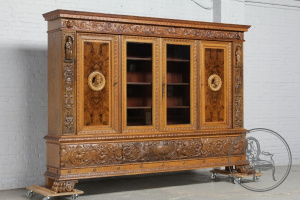 картинка Антикварный книжный шкаф салоне старинных вещей "Шебби" являющийся официальным дистрибьютором в России и Беларуси