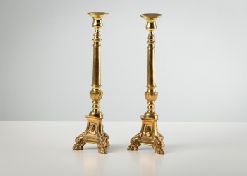 Старинные подсвечники (2 шт.) из латуни с ножками в виде лап код.&nbsp;RM4113541