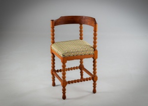 картинка Антикварное угловое дубовое кресло салоне старинных вещей "Шебби" являющийся официальным дистрибьютором в России и Беларуси