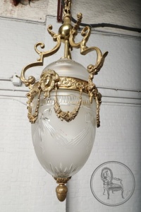 картинка Антикварный потолочный светильник из стекла с бронзовыми элементами салоне старинных вещей "Шебби" являющийся официальным дистрибьютором в России и Беларуси