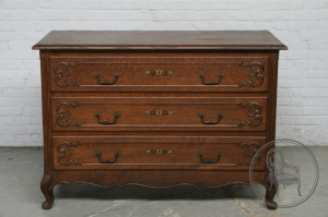 картинка Антикварный комод салоне старинных вещей "Шебби" являющийся официальным дистрибьютором в России и Беларуси