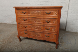 картинка Старинный дубовый комод с резным декором салоне старинных вещей "Шебби" являющийся официальным дистрибьютором в России и Беларуси