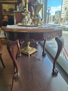 картинка Старинный круглый кофейный столик на изогнутых ножках c львиными лапами салоне старинных вещей "Шебби" являющийся официальным дистрибьютором в России и Беларуси