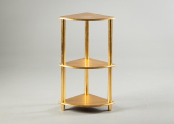 Старинная угловая этажерка, декорированная позолотой код. RM4113533