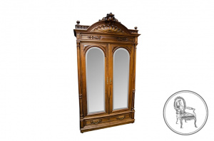 картинка Антикварный шкаф с колоннами салоне старинных вещей "Шебби" являющийся официальным дистрибьютором в России и Беларуси