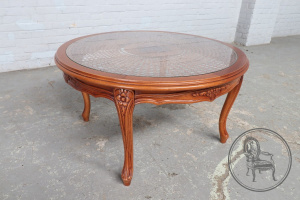 картинка Старинный столик из ореха с ротангом со стеклянной поверхностью салоне старинных вещей "Шебби" являющийся официальным дистрибьютором в России и Беларуси