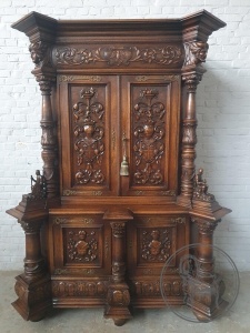 картинка Антикварный резной буфет салоне старинных вещей "Шебби" являющийся официальным дистрибьютором в России и Беларуси