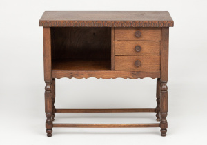 картинка Старинная тумбочка салоне старинных вещей "Шебби" являющийся официальным дистрибьютором в России и Беларуси