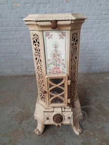 картинка Антикварная печь, декорированная вставками из фаянса салоне старинных вещей "Шебби" являющийся официальным дистрибьютором в России и Беларуси