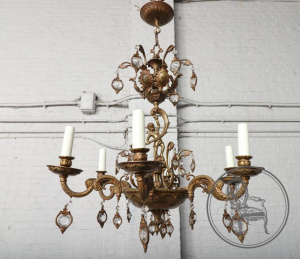 картинка Старинная люстра из бронзы и хрусталя в стиле рококо салоне старинных вещей "Шебби" являющийся официальным дистрибьютором в России и Беларуси