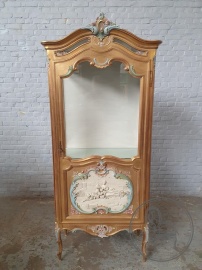 Старинная витрина с резной короной и полихромным декором код. BE4097746