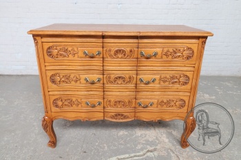 Старинный дубовый комод с витиеватой резьбой код. BE4097523