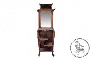 картинка Антикварная витрина салоне старинных вещей "Шебби" являющийся официальным дистрибьютором в России и Беларуси