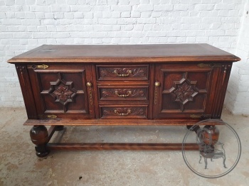 Антикварный комод в стиле Тюдор с латунными накладками код.&nbsp;BE4165382