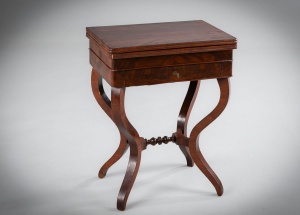 картинка Антикварный игральный столик из красного дерева с откидной столешницей и изогнутыми проножками салоне старинных вещей "Шебби" являющийся официальным дистрибьютором в России и Беларуси