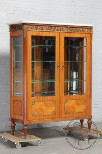 картинка Старинная витрина салоне старинных вещей "Шебби" являющийся официальным дистрибьютором в России и Беларуси