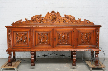 Старинный ореховый комод с резьбой на рыцарский сюжет код. BE107550