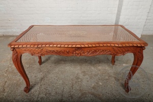 картинка Старинный кофейный столик с ротангом салоне старинных вещей "Шебби" являющийся официальным дистрибьютором в России и Беларуси
