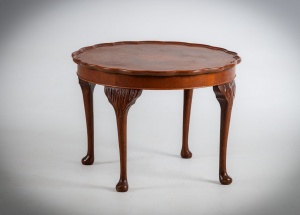 картинка Старинный английский ореховый столик салоне старинных вещей "Шебби" являющийся официальным дистрибьютором в России и Беларуси