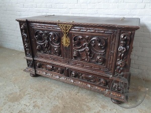 картинка Антикварный резной сундук салоне старинных вещей "Шебби" являющийся официальным дистрибьютором в России и Беларуси