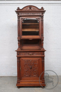 картинка Антикварный буфет салоне старинных вещей "Шебби" являющийся официальным дистрибьютором в России и Беларуси