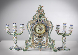 картинка Антикварные часы и подсвечники (2 шт.) из глазурованного фаянса с декоративной росписью салоне старинных вещей "Шебби" являющийся официальным дистрибьютором в России и Беларуси