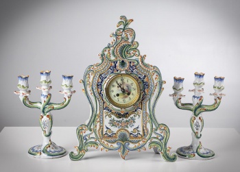 Антикварные часы и подсвечники (2 шт.) из глазурованного фаянса с декоративной росписью код.&nbsp;RM4165460