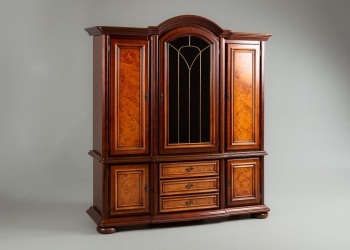 Старинный трехдверный шкаф с вставками из корня ореха код. RM4118646